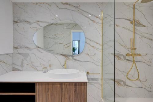 une salle de bain avec un lavabo et un miroir dans l'établissement Stunning Family Flat - Grands Boulevards - with AC, à Paris