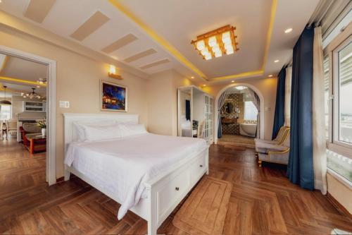 Postel nebo postele na pokoji v ubytování Empress Dalat - Sky View Hotel