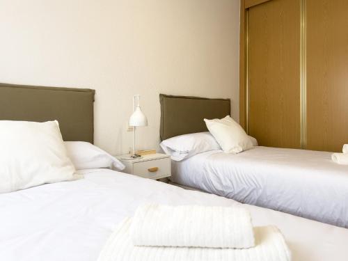 two beds sitting next to each other in a room at FuensalidaHomes201 in Fuensalida