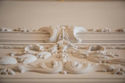 a white bed with a carving on top of it at Palazzo dei Mori in Venice