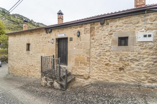 a stone building with a door on the side of it at Cortijo las monjas in Villaescusa de las Torres