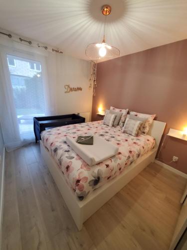 - une chambre avec un lit et un lavabo dans l'établissement Bhangah - Verdure et Tranquillité, à Metz