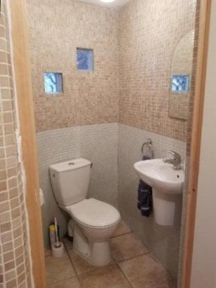 une salle de bain avec toilettes et lavabo dans l'établissement Gîte de la Guinchère Bretagne, à Saint-Georges-de-Reintembault