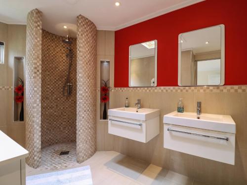 オールドバラにあるOwls Retreat, Lodge 11の洗面台2つとシャワー付きのバスルーム