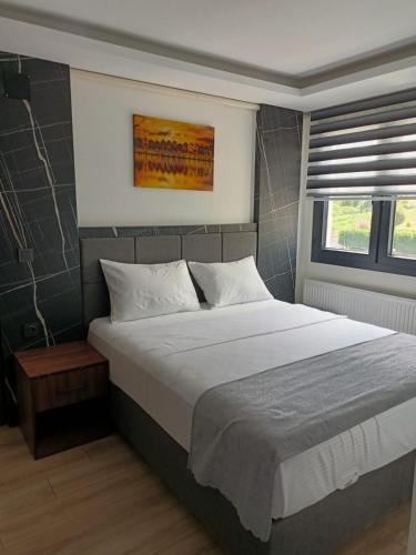 Un dormitorio con una cama grande y una ventana. en White Pearl Residance, en Trabzon