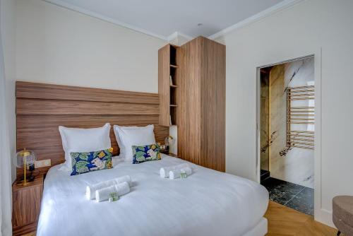 - une chambre dotée d'un grand lit blanc avec des bougies dans l'établissement Elegant family apartment - REX - With AC, à Paris