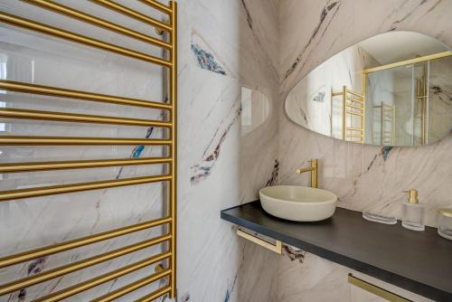une salle de bain avec un lavabo et un miroir dans l'établissement Elegant family apartment - REX - With AC, à Paris