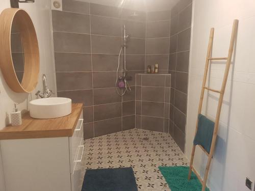 Koupelna v ubytování Maison longère La Grange