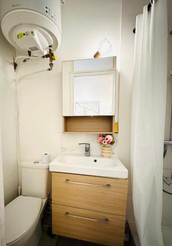 une salle de bain avec toilettes, lavabo et miroir dans l'établissement Dream Dwell Paris - Flat 800m to Champs de Mars, à Paris