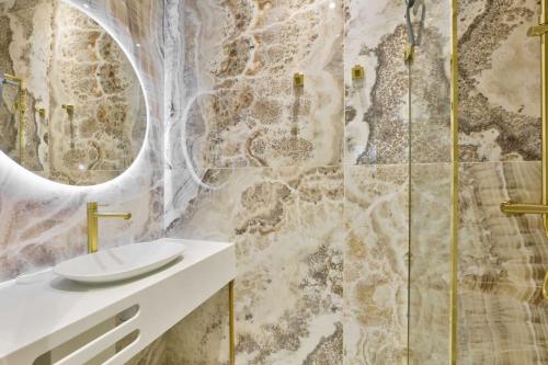 une salle de bain avec un lavabo et une douche dans l'établissement Luxurious & Peaceful - Near Le Marais - with AC, à Paris