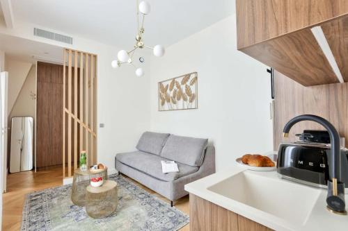une cuisine et un salon avec un canapé dans l'établissement Luxurious & Peaceful - Near Le Marais - with AC, à Paris