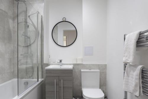 Ένα μπάνιο στο Stylish 1 Bedroom Apartment in Central Ashford