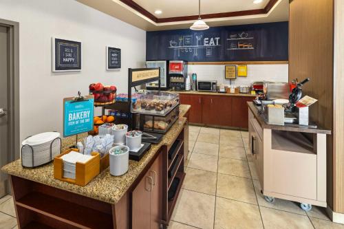 una cucina con un bancone con del cibo sopra di Hampton Inn Fairmont a Fairmont