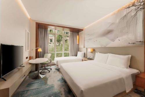 Postel nebo postele na pokoji v ubytování Hilton Garden Inn Hangzhou Lu'Niao