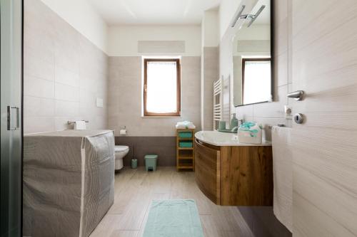 un bagno con vasca, lavandino e WC di Mary House by BarbarHouse a Taranto