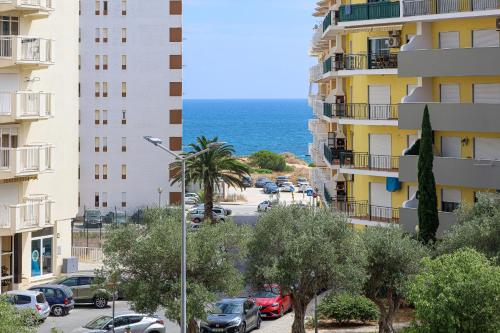 a view of a parking lot in front of a building at Apartamento Casa Matilda in Armação de Pêra