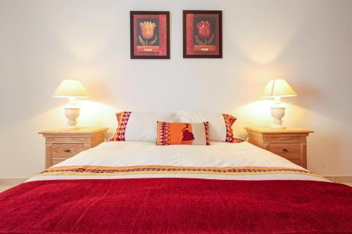 a bedroom with a bed with two lamps on it at Apartamento Casa Matilda in Armação de Pêra