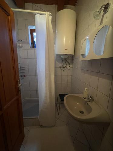 Ένα μπάνιο στο Dinnyéshát apartman