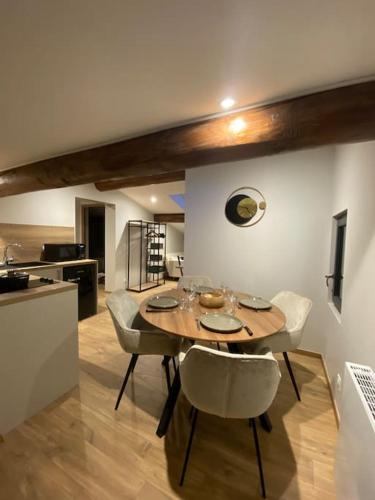 une salle à manger avec une table et des chaises et une cuisine dans l'établissement Appartement Brévent, aux Houches