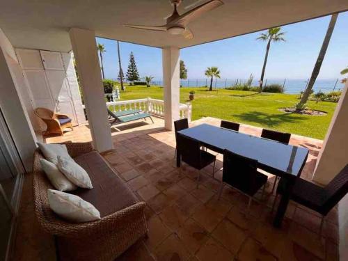 Posezení v ubytování Beachfront Apartment with Direct Beach Access