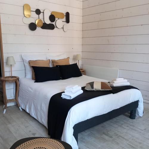 une chambre avec un grand lit blanc dans une pièce dans l'établissement JLS'tudios 