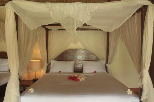 Giường trong phòng chung tại Surf Garden Lombok