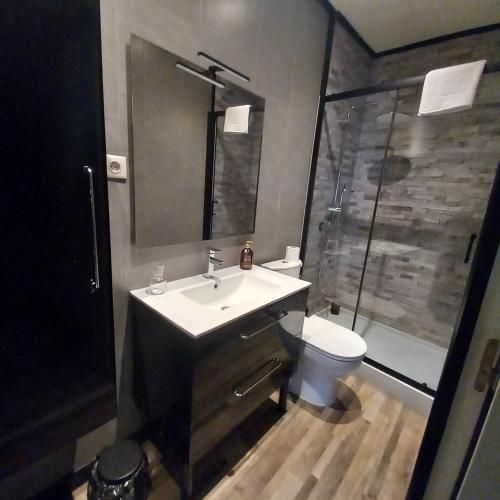 une salle de bain avec un lavabo, des toilettes et une douche dans l'établissement JLS'tudios 