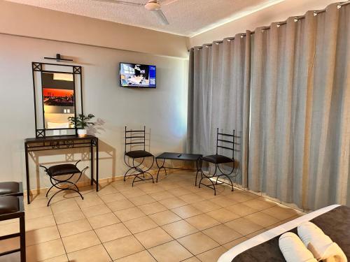 TV a/nebo společenská místnost v ubytování N1 Hotel Bulawayo