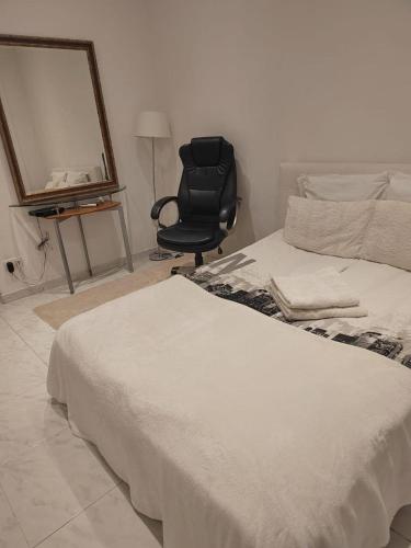 - une chambre avec une chaise, un lit et un miroir dans l'établissement Studio 3T terrace near Monaco Casino Monte Carlo, à Beausoleil