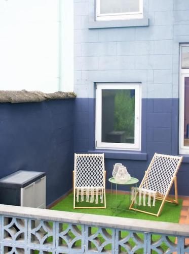 a miniature patio with two chairs and a table at Airport Brussel - Center Brussel in Machelen