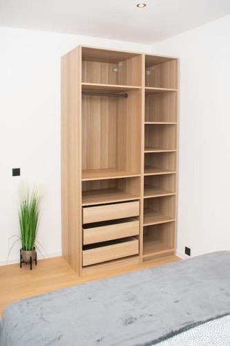 a large wooden book shelf in a bedroom at Airport Brussel - Center Brussel in Machelen