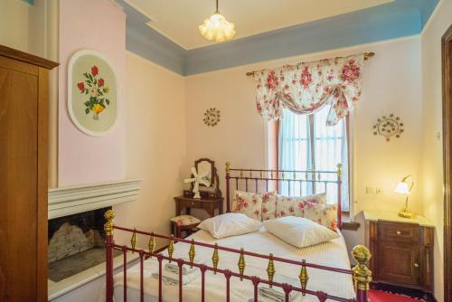 a bedroom with a bed and a window at Palladio Hotel - Portaria in Portaria