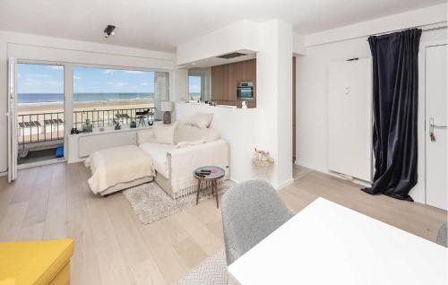 Χώρος καθιστικού στο 1 Bedroom Awesome Apartment In Oostende