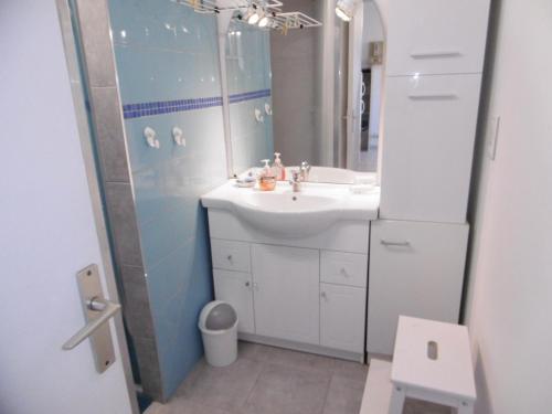 une salle de bain avec un lavabo et un miroir dans l'établissement Appartement T2, 28m², Proche Plage, 4 Pers., Parking Privilégié à Narbonne Plage - FR-1-795-10, à Narbonne