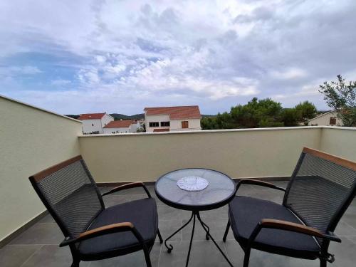 Apartment near beach Jezera 2 guests