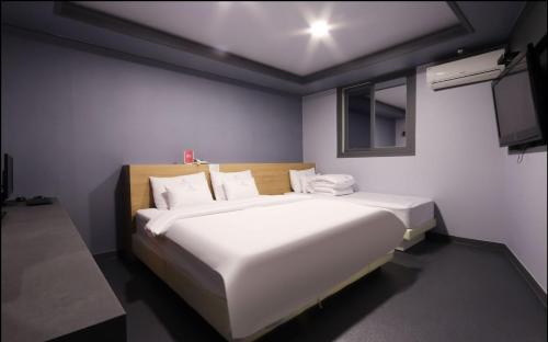 Ένα ή περισσότερα κρεβάτια σε δωμάτιο στο Amor Hotel Gimhae