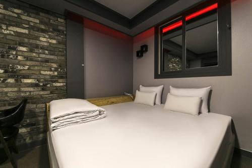 Ένα ή περισσότερα κρεβάτια σε δωμάτιο στο Amor Hotel Gimhae