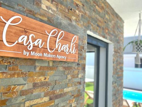 a sign on the side of a brick building at Casa Charli Lisboa-Piscine chauffée en option in Aroeira