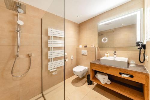 Koupelna v ubytování Kräuterhotel Hochzillertal