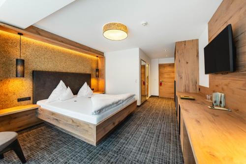 Postel nebo postele na pokoji v ubytování Kräuterhotel Hochzillertal