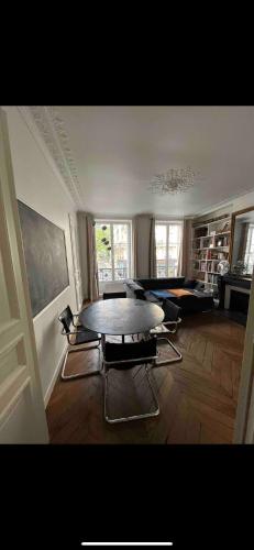 un salon avec une table et des chaises dans l'établissement Superbe 75 m2 deux chambres Paris 5, à Paris