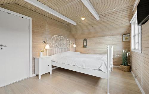 Ένα ή περισσότερα κρεβάτια σε δωμάτιο στο 2 Bedroom Beautiful Home In Farsø
