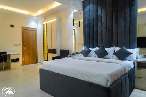 Postel nebo postele na pokoji v ubytování Hadmof Hotel and Suites