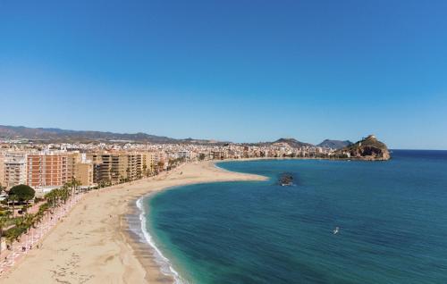 アギラスにあるStunning Home In Aguilas With Wifiの建物と海のあるビーチの景色