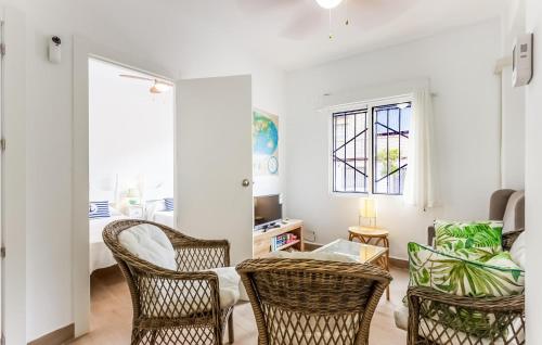 アギラスにあるStunning Home In Aguilas With Wifiのリビングルーム(籐の椅子、ベッド付)