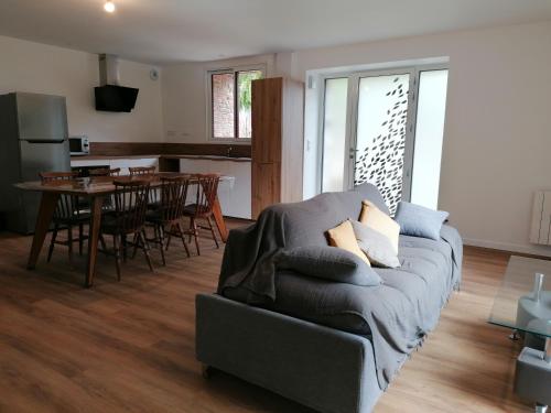 un salon avec un canapé et une table dans l'établissement Les Petites rives de la Motte, à Pleugueneuc