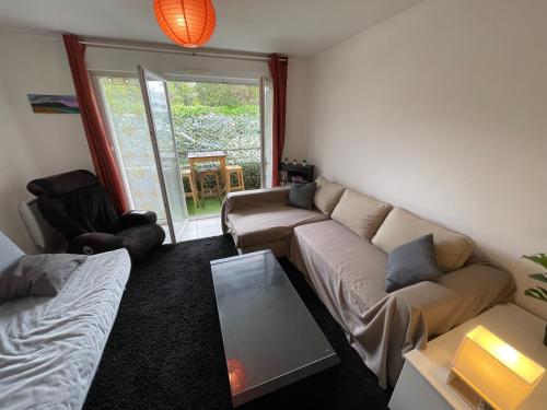 un salon avec un canapé et une table dans l'établissement Nort sur erdre centre, à Nort-sur-Erdre