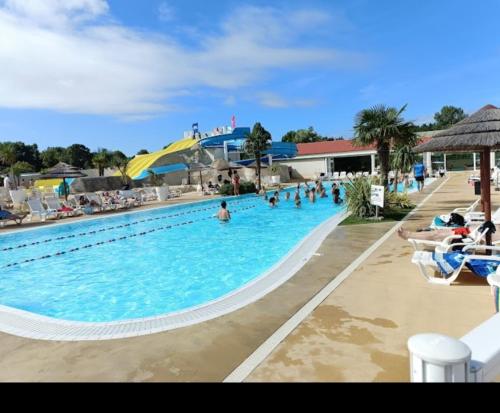 - une piscine dans un complexe avec des personnes dans l'établissement Camping les Charmettes, aux Mathes