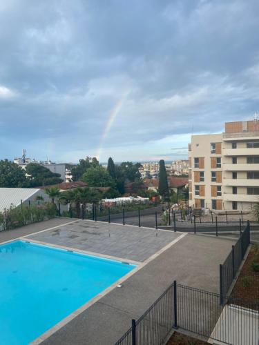 - un arc en ciel au-dessus d'une piscine dans l'établissement Chez le pacha, à Antibes