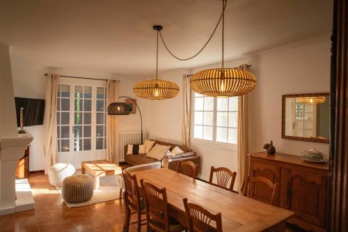 un salon avec une table et des chaises dans l'établissement La maison de Juliette - climatisée, à Charleval